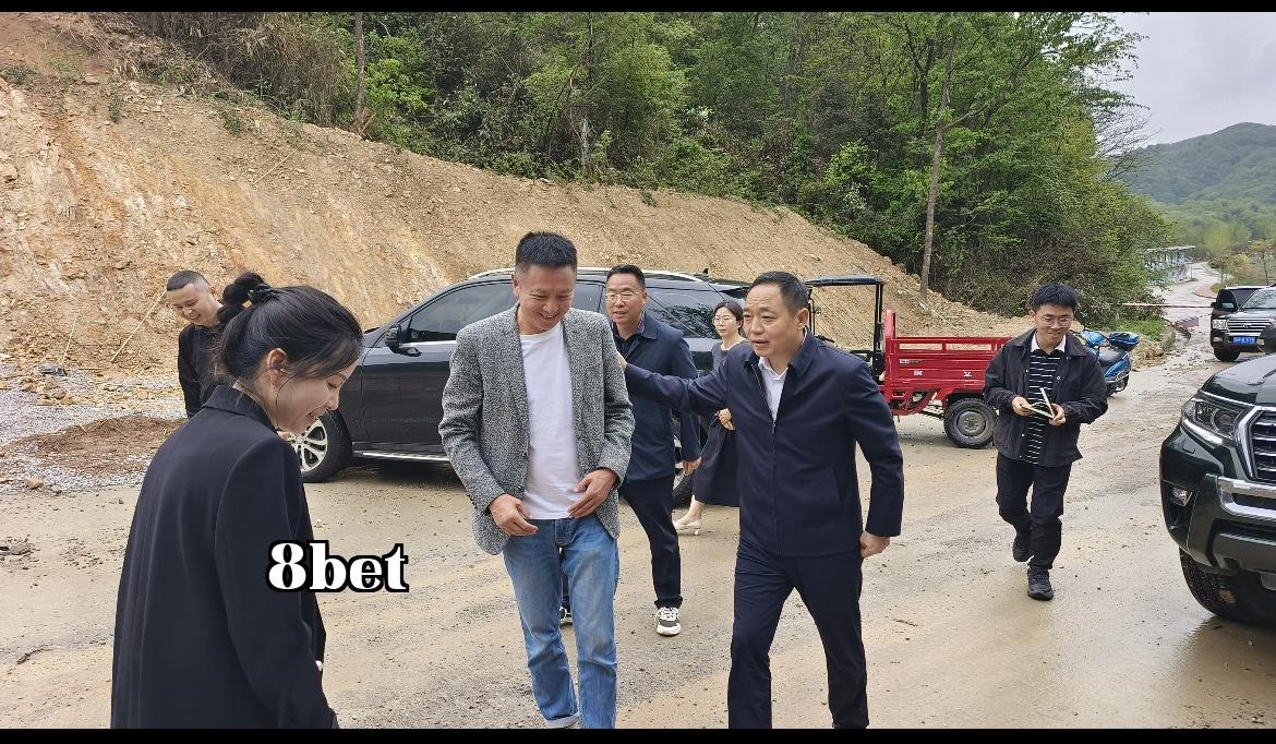 Bí thư Quận ủy Lợi Châu, ông Trương Huy Đồ khảo sát tình hình xây dựng giai đoạn hai của lễ hội tuyết tháng đập (sân trượt tuyết)
